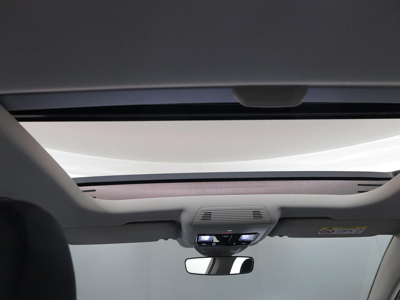 Volkswagen GOLF 1.5 eTSI Style 50pk DSG| Pano-dak| Camera| 17'LM-velgen| Voorstoelen verwarmd en massage