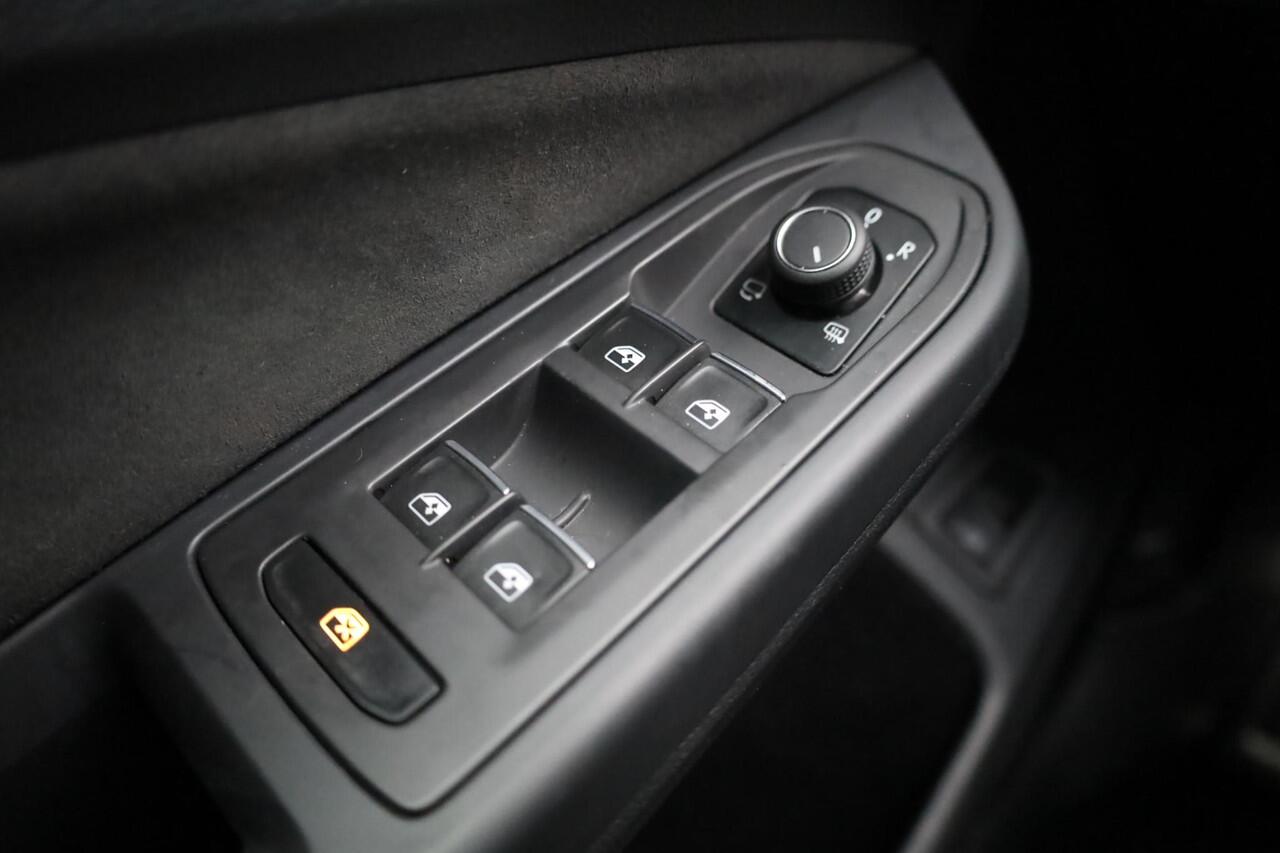 Volkswagen GOLF 1.4 eHybrid GTE Black style 18" LMV Bergamo achteruitrijcamera keyless side assist park assist navigatie LED mistlampen stoel en stuurwiel verwarming privacy glas travel assist ACC klasse III alarm spiegels inklapbaar draadloos carplay draadloos telefoon 