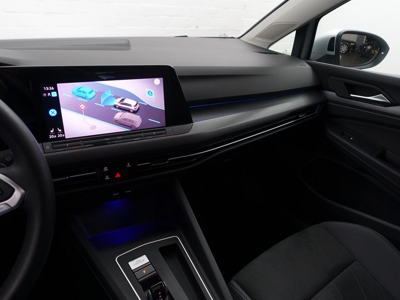 Volkswagen GOLF 1.5 eTSI R Line Aut- NAP 10dkm, Panoramadak, Sfeerverlichting, Camera, Ergo Active, Stoelmassage