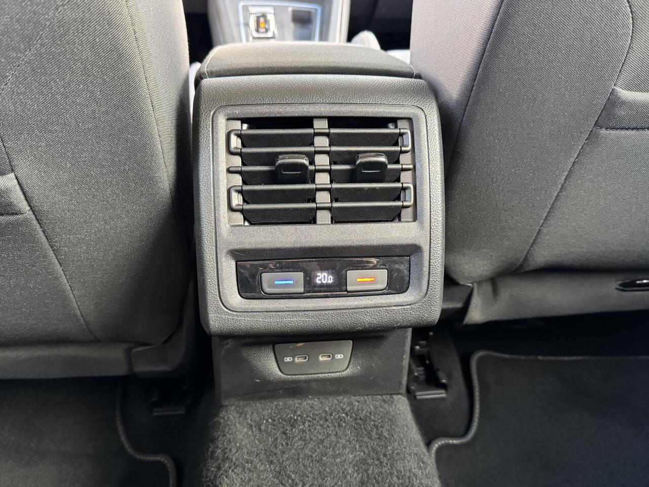 Volkswagen GOLF VARIANT 1.5 eTSI LIFE BUSINESS I AUTOMAAT I TREKHAAK I P-CAMERA I APPLE CARPLAY I CLIMATE CONTROL