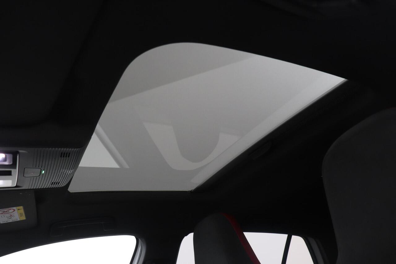 Volkswagen GOLF 8 GTI 2.0 TSI GTI | Clubsport | 300Pk! | Panoramadak | 19 Inch | ACC | Getint Glas | Apple Carplay | Stoelverwarming