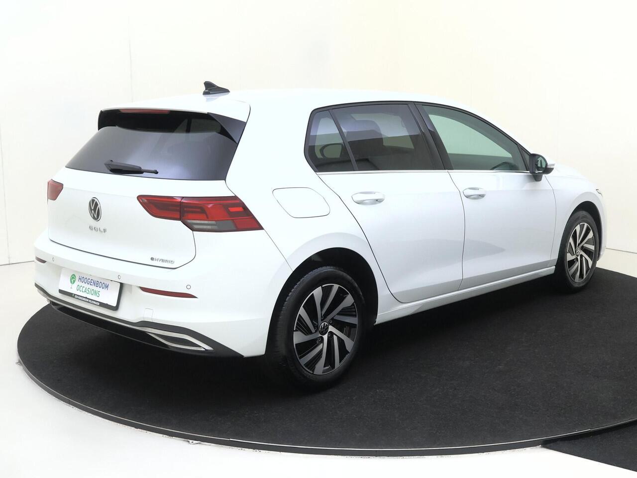 Volkswagen GOLF 1.4 eHybrid Style | SoH 97% | Navigatie | Adaptieve cruise control | Achteruitrijcamera | LED Plus verlichting | Stoel- en stuurwielverwarming | Dodehoek detectie | Elektrisch verstelbare besturing met geheugen |
