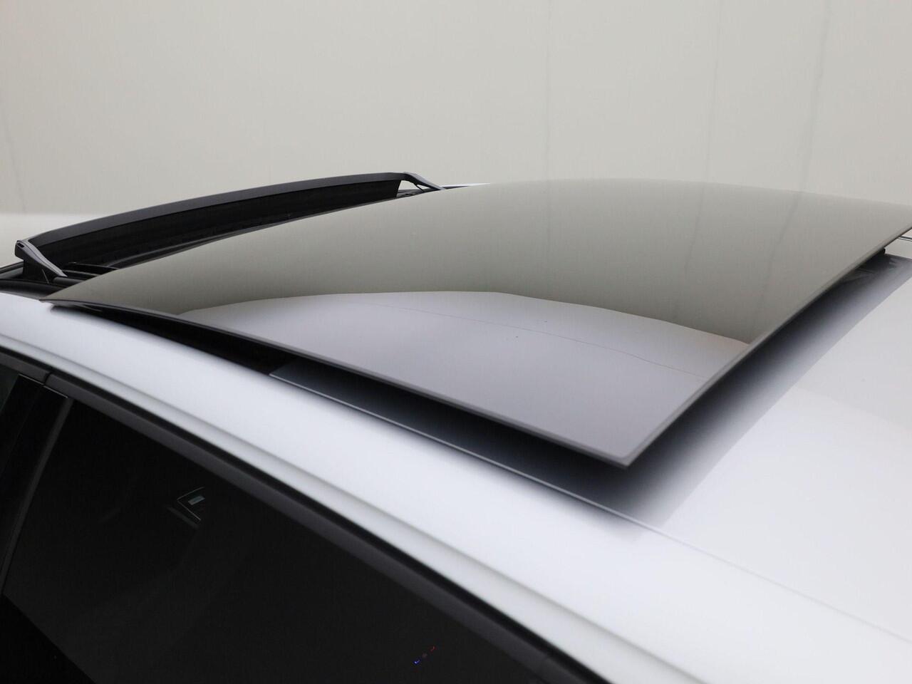 Volkswagen GOLF 1.5eTSI/150PK R-Line Blackstyle DSG · Panoramadak · Camera + Parkeersensoren · Apple Car Play · Garantie tot februari 2026