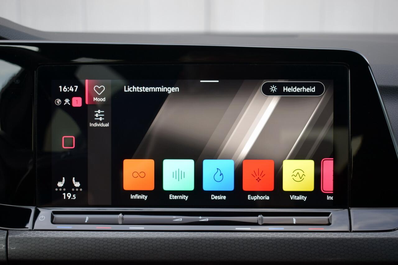 Volkswagen GOLF 2.0 TSi 300pk GTI Clubsport Panoramadak | IQ LED | Virtual | Sfeerverlichting | Carplay | Velours