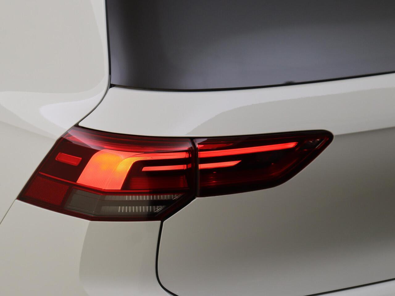 Volkswagen GOLF 1.5 TSI Life | CarPlay | Parkeersensoren | Adaptieve cruise control | Sfeerverlichting | Navigatie | Digital cockpit | Airco |