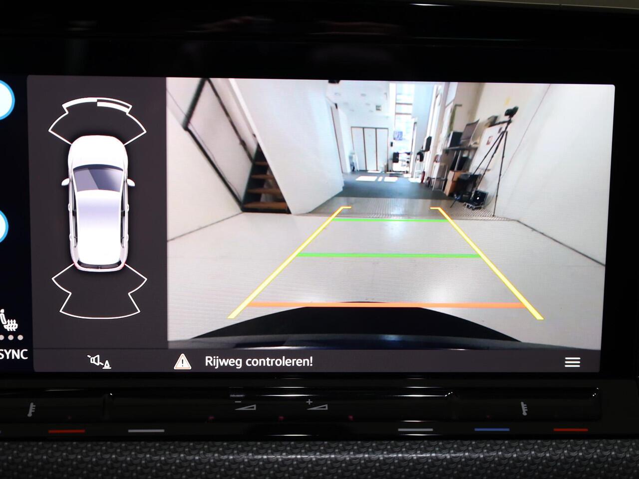 Volkswagen GOLF 1.5 eTSI R-Line 150 pk Automaat (DSG) | Navigatie | Panoramadak | Parkeersensoren | Achteruitrijcamera | Matrix LED koplampen | Black Style pakket | R-Line |