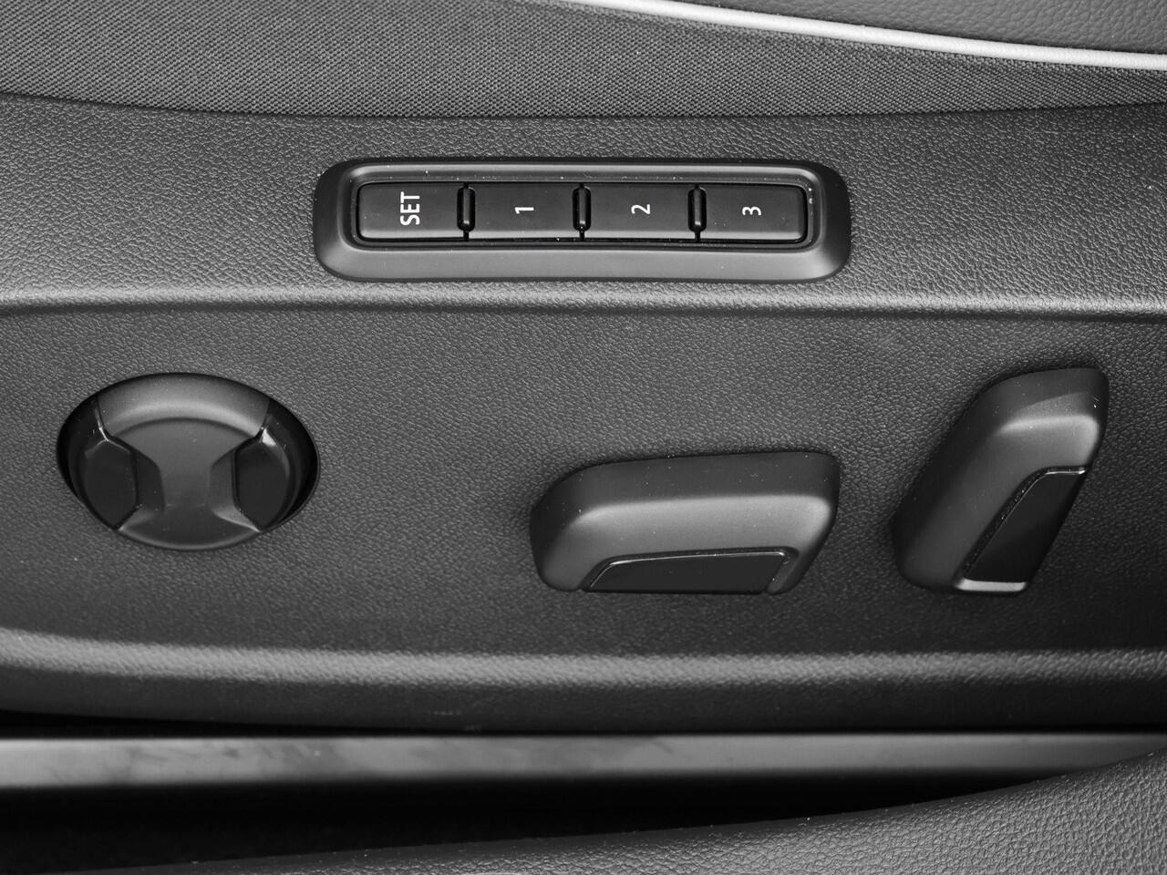 Volkswagen GOLF 1.5 eHybrid GTE 272pk DSG · 360 Camera · Head-Up · Keyless · Alarm · Inklap. Trekhaak · Stoelventilatie · Apple/Android Car Play · 18'' Inch · Garantie t/m 23-02-2030 of 100.000km