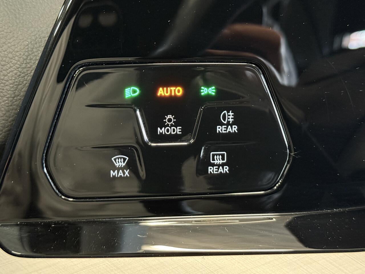 Volkswagen GOLF 1.5 eTSI Life Business | Apple Carplay | Elek. stoelen | Draadloze tel. lader