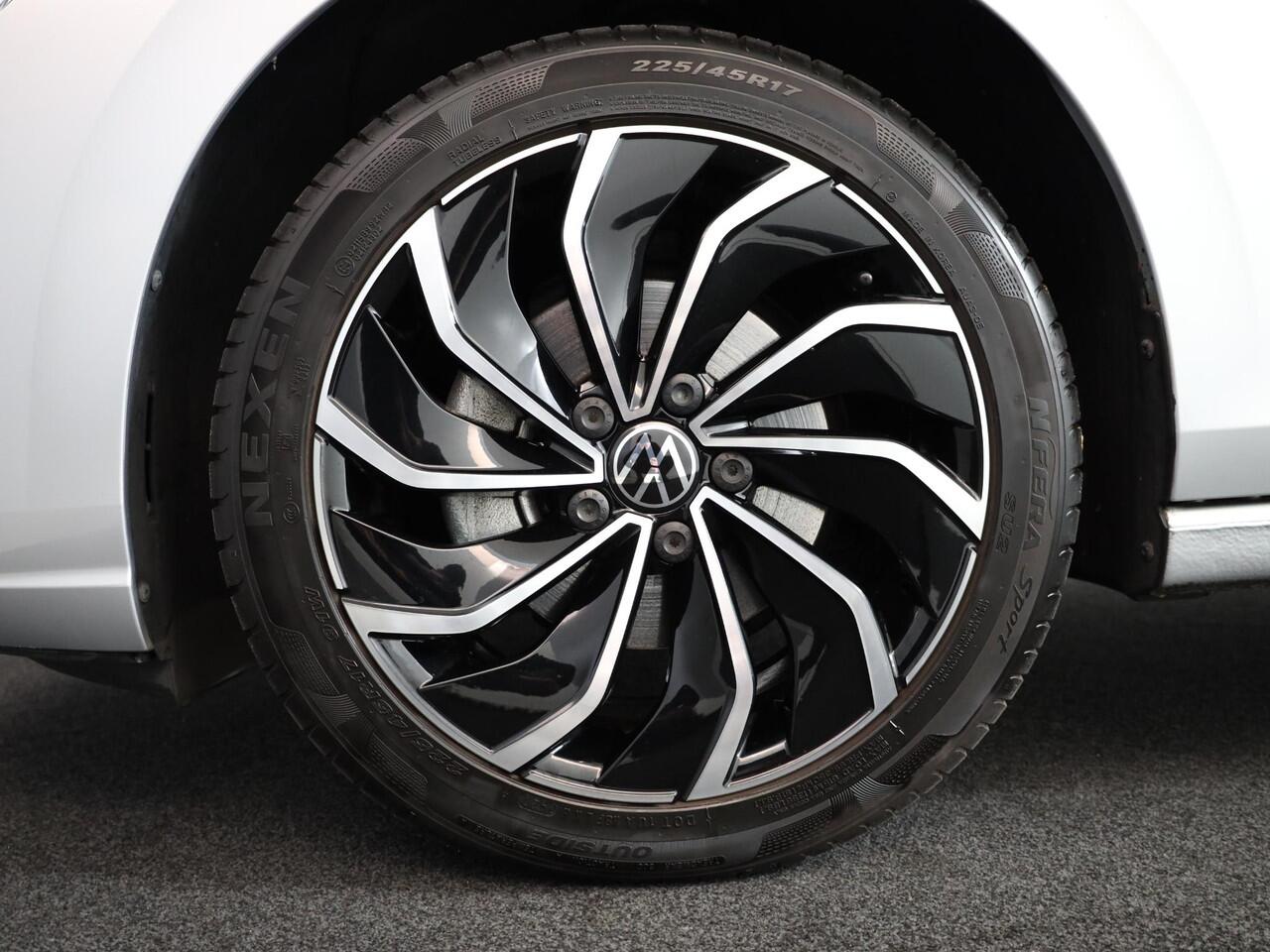 Volkswagen GOLF 1.5 eTSI Style 130 pk Automaat (DSG) | Navigatie | Panoramadak | Parkeersensoren | Adaptieve cruise control | Stoelverwarming |