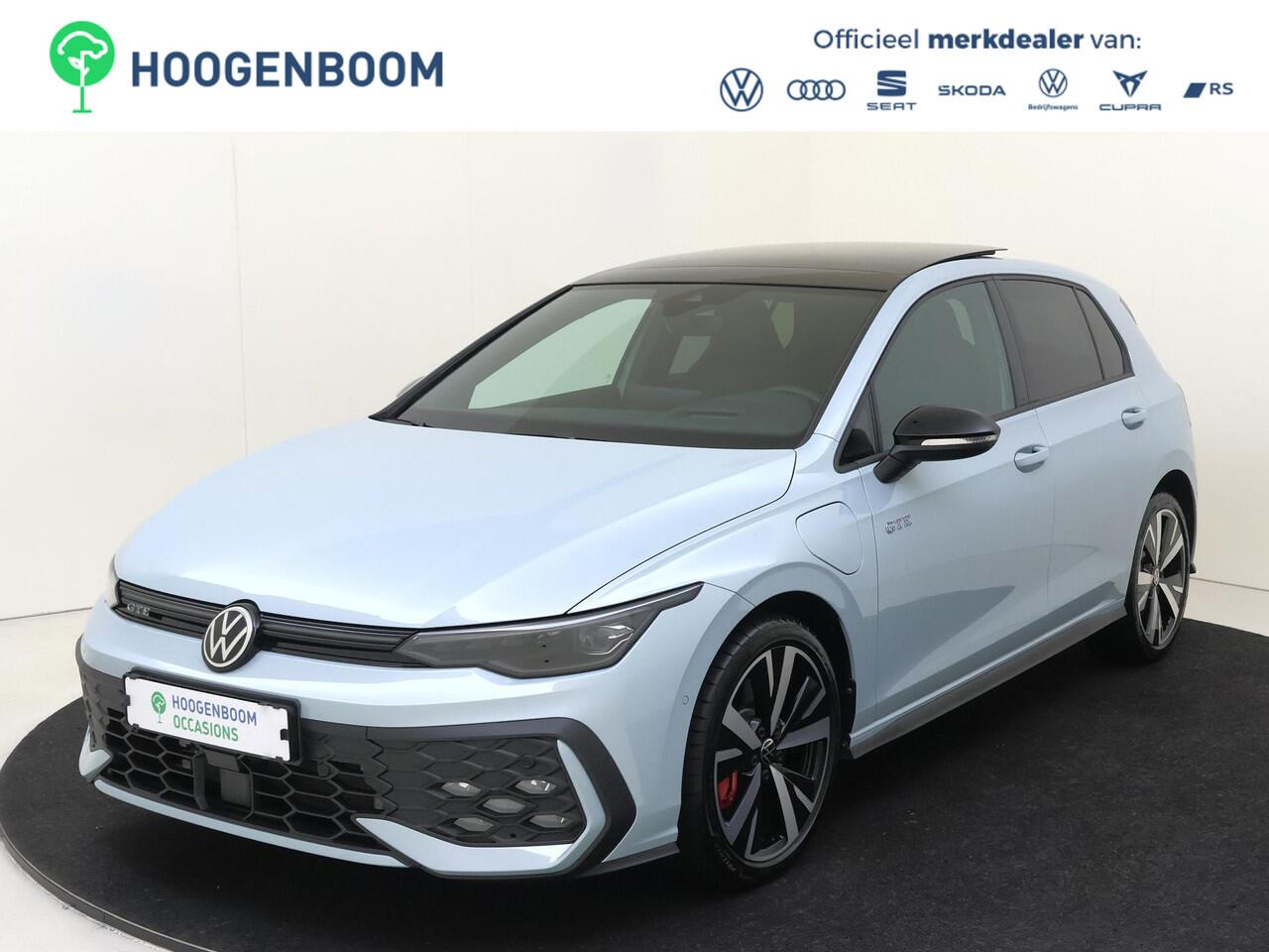 Volkswagen GOLF 1.5 eHybrid GTE | Panoramadak | Trekhaak | Head-up display | Keyless | Black style | Parkeerassistent | LED matrix verlichting | Adaptieve demping |