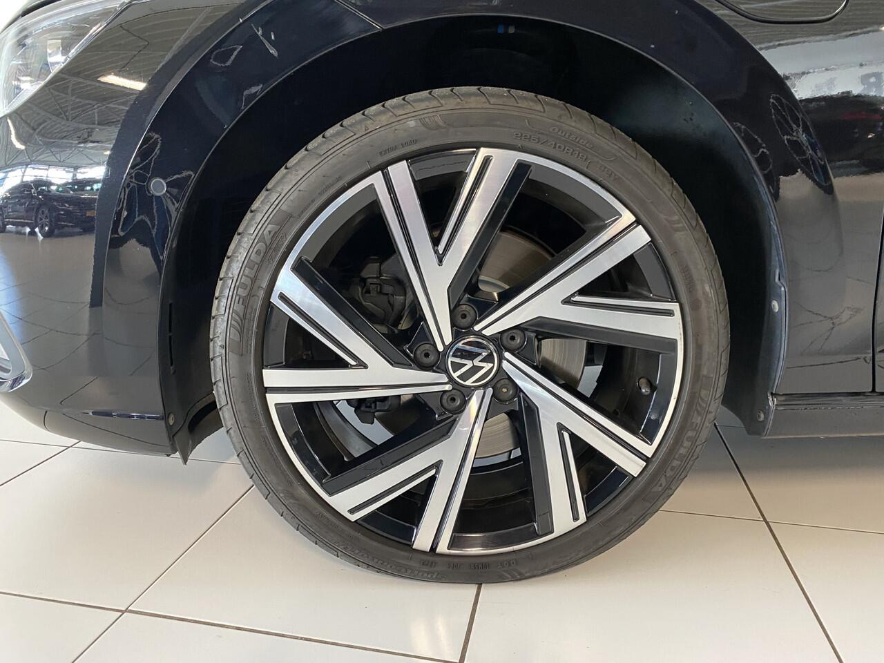 Volkswagen GOLF 1.4 eHybrid Style Panorama dak / / Apple Carplay android / 18 inch velgen