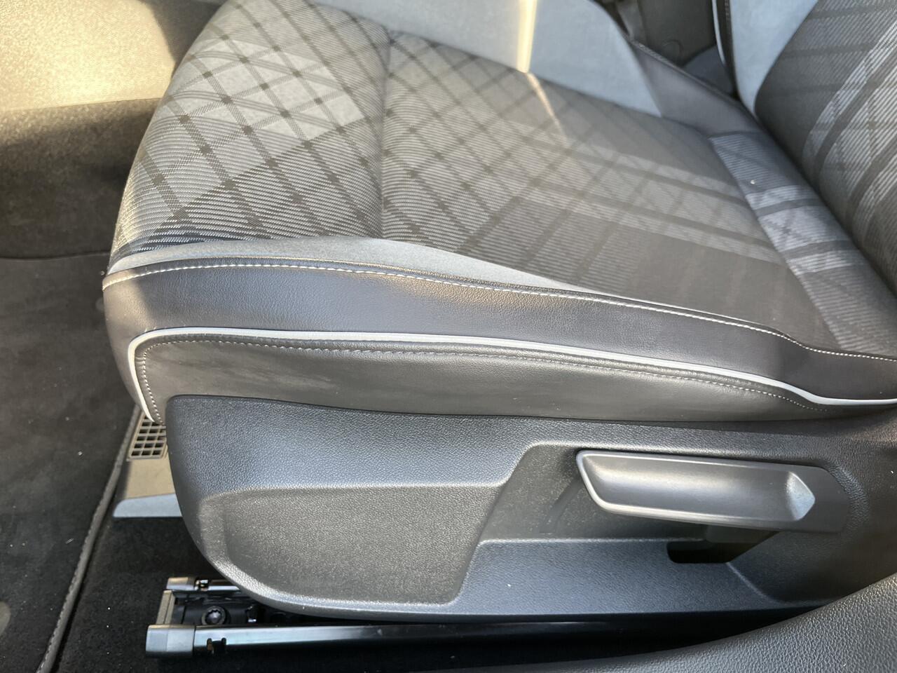 Volkswagen GOLF Variant 1.5 eTSI R-Line / AUTOMAAT/ PANO/ 2X R-LINE/ IQ. LIGHT V & A/ STUUR + STOEL VERWARM./ CAMERA/ ACC/ APP CONNECT/ RIJ-MODI/ DIGITAL DASH/ NAVI/ CLIMA/ DAB/ 17'' LMV