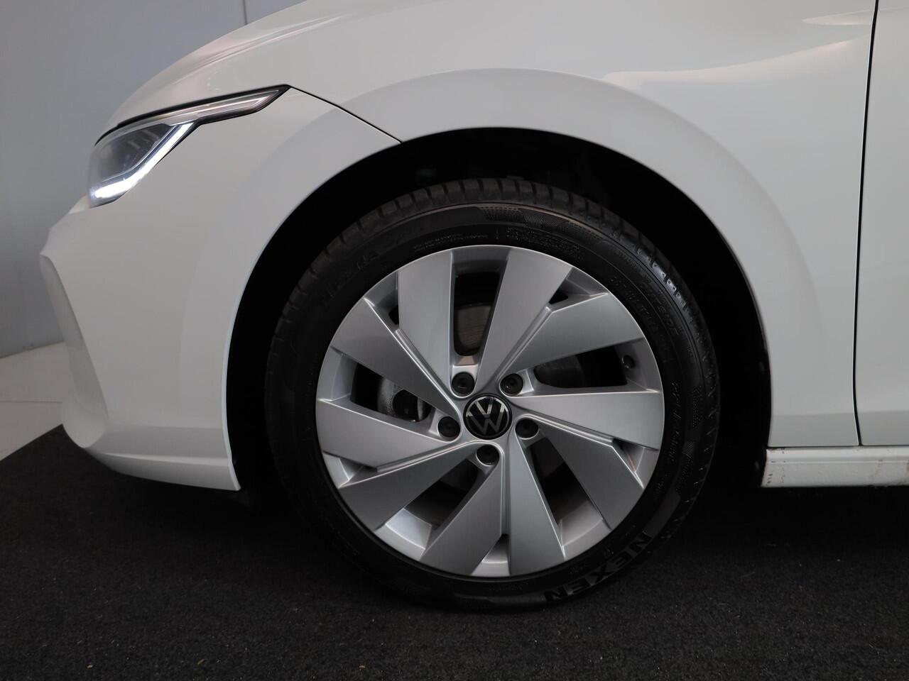 Volkswagen GOLF 1.5 TSI Life Edition 116 pk | Verlengde garantie | Navigatie via App | Panoramadak | Parkeersensoren | Autom. airco (3 zones) | Stoelverwarming |