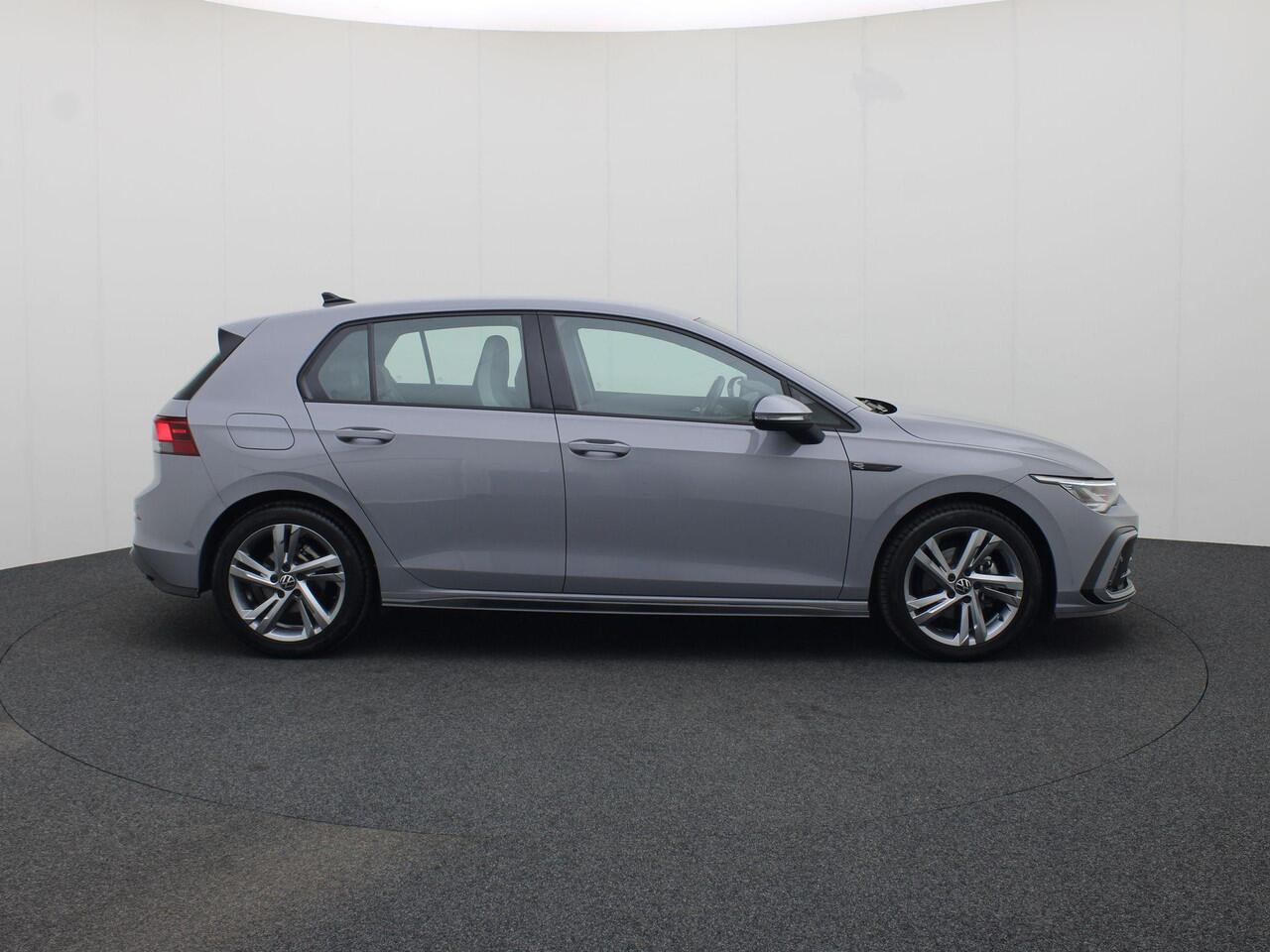 Volkswagen GOLF 1.5 eTSI 130pk DSG R-Line · Navigatie · Apple/Android Car Play · Camera + Parkeersensoren