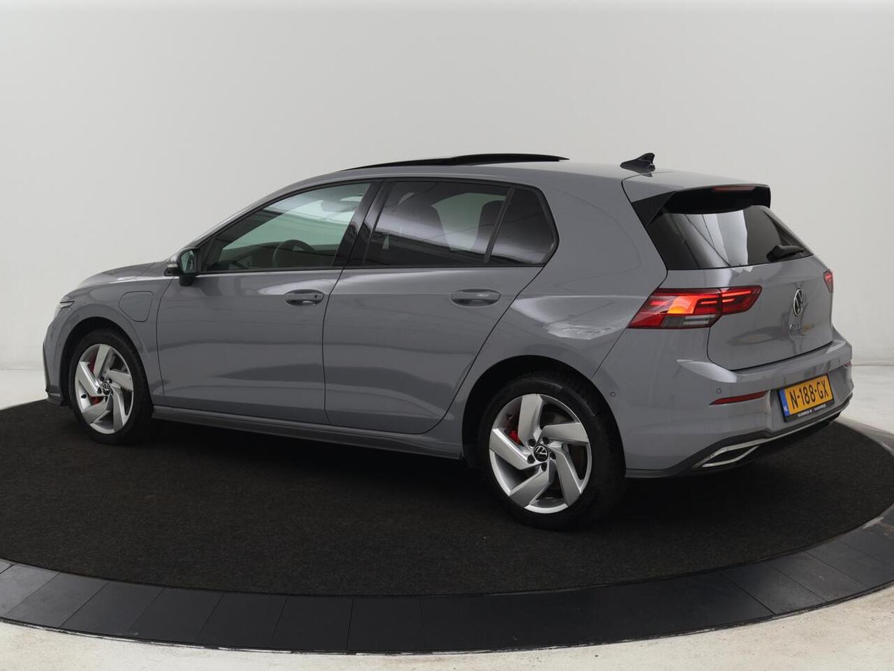 Volkswagen GOLF 1.4 eHybrid GTE | Panoramadak | Sfeerverlichting | Carplay | Stoelverwarming | Camera | Adaptive cruise | Navigatie | Sportstoelen | Digital Cockpit | PHEV | Plug In