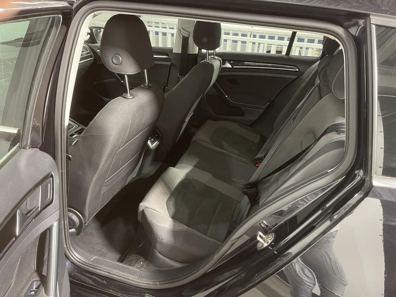 Volkswagen GOLF Variant 1.5 TSI 150pk-Highline Business R 110kw Carplay / ACC / ECC / Navi / PDC Executive-pakket / Winter Pakket