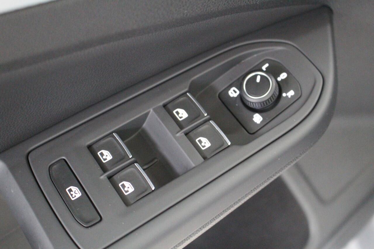 Volkswagen GOLF 1.5 TSI Goal Navigatie | Trekhaak | Dodehoekassistentie | 16" Velgen Zürich