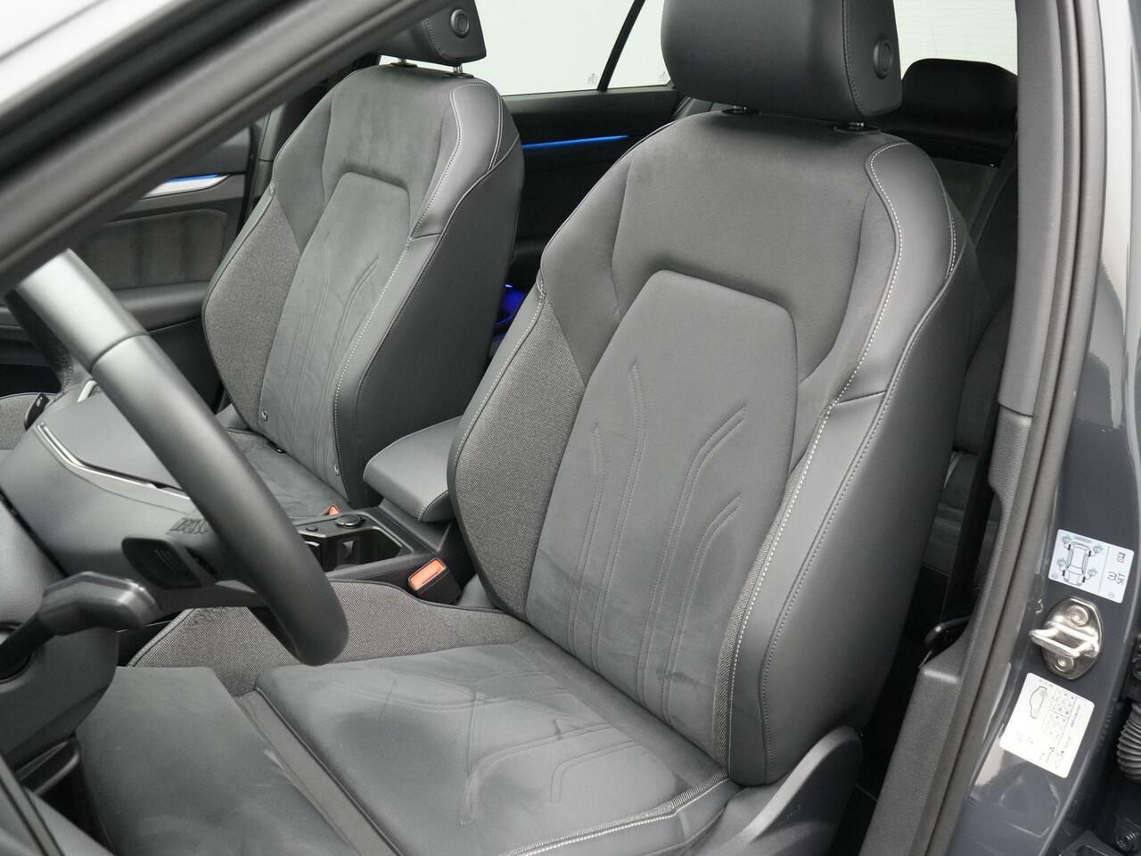 Volkswagen GOLF 1.5 eTSI 150 pk DSG | Edition 50 Anniversary | Panoramadak | Rondomzicht camera | Stoelverwarming | IQ Light | Head-up display | 18 inch