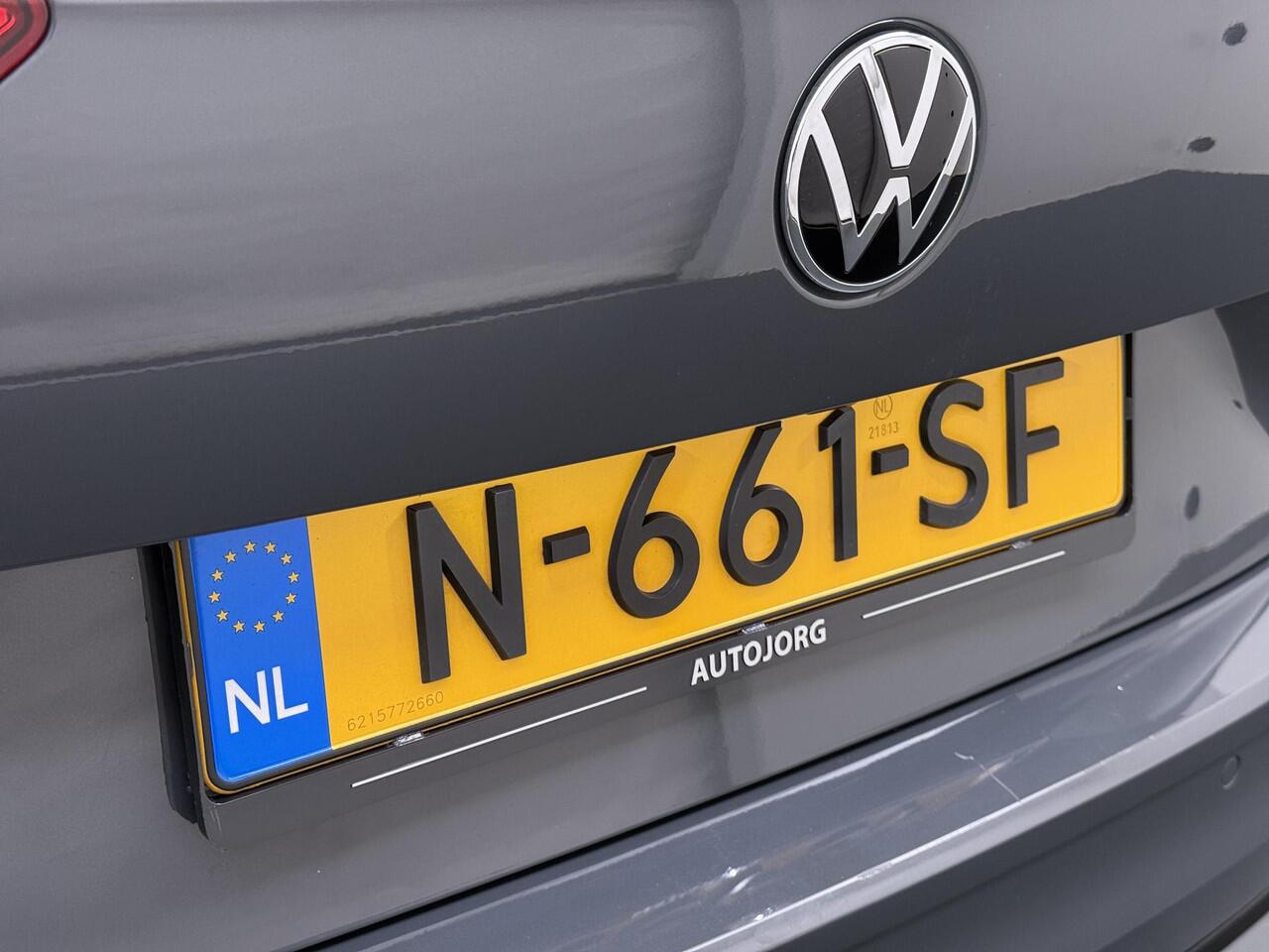 Volkswagen GOLF Variant 1.5 eTSI R-Line Trekhaak | Pano Dak | Camera | Navigatie |