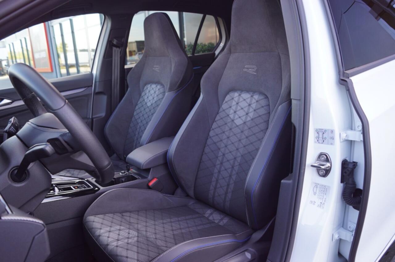 Volkswagen GOLF R-line 1.5 eTSI 150pk DSG facelift Black style/Panodak /Camera /IQ Matrix LED /Head-up