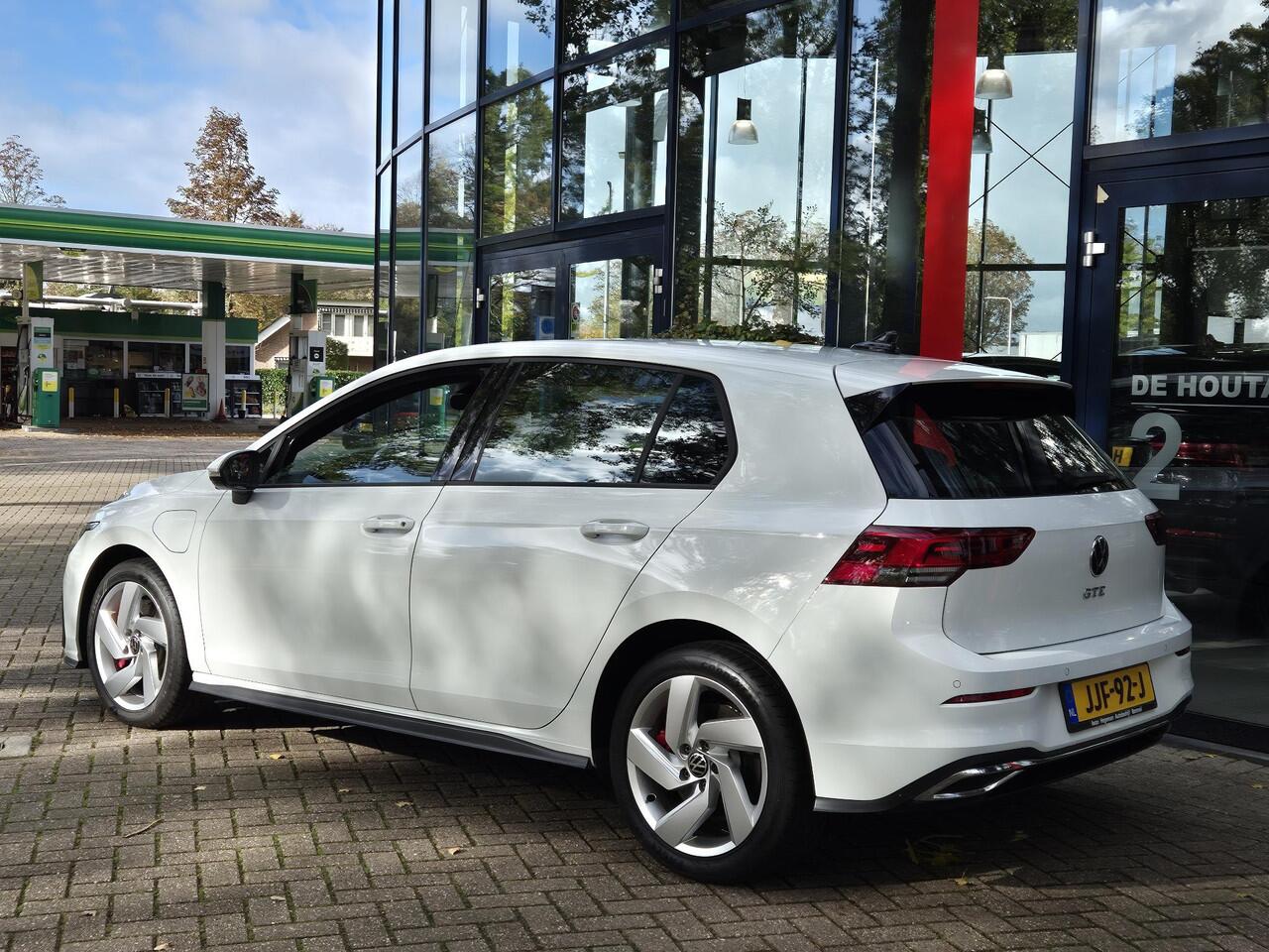 Volkswagen GOLF 1.4 eHybrid GTE | Digitaal Dashboard | Leer | Stoel + Stuurverwarming + Stoelkoeling| Navigatie | Climate Control | Parkeersensoren