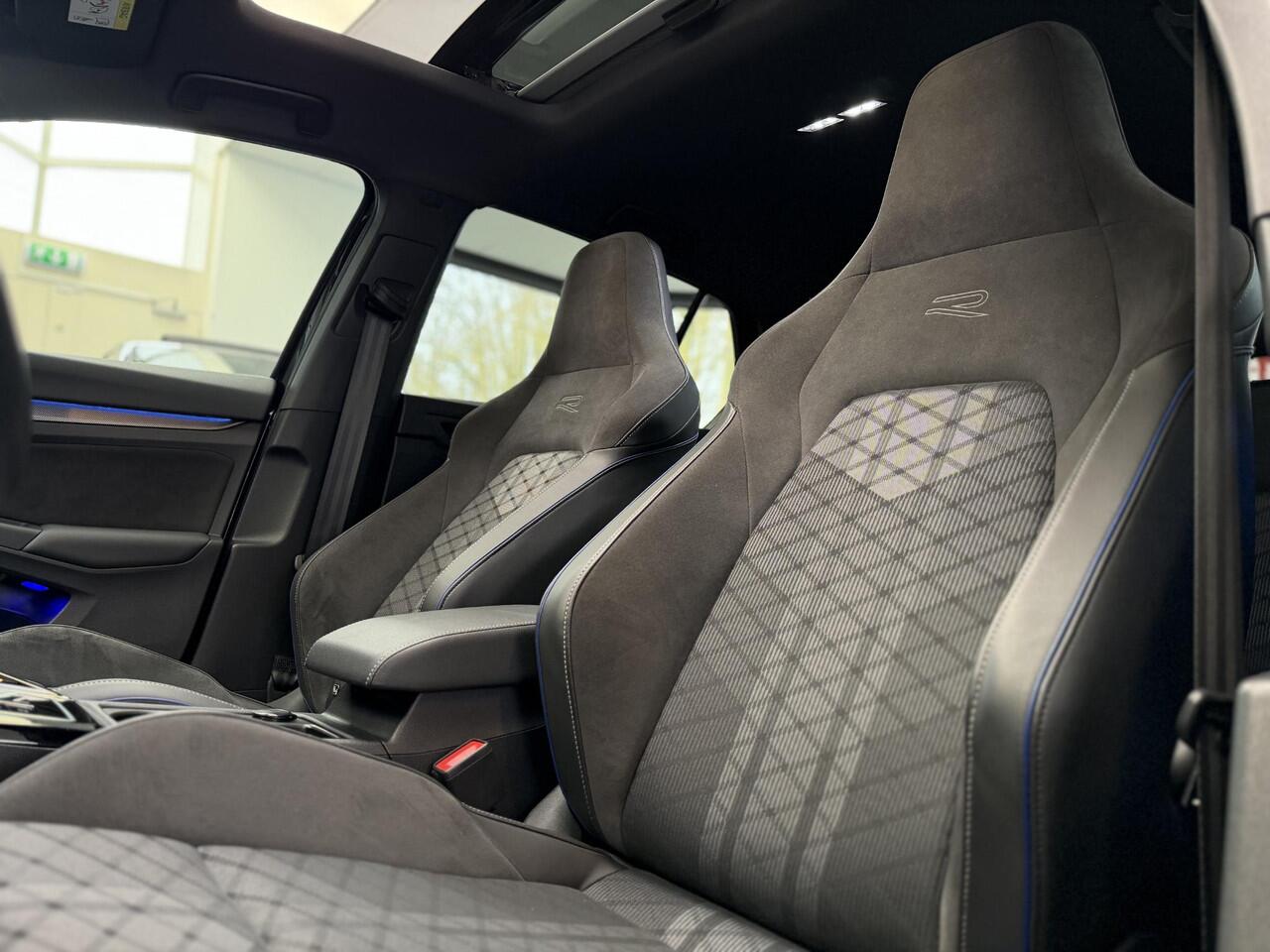 Volkswagen GOLF 1.5 eTSI R-Line Pano / Head-up / 360 /