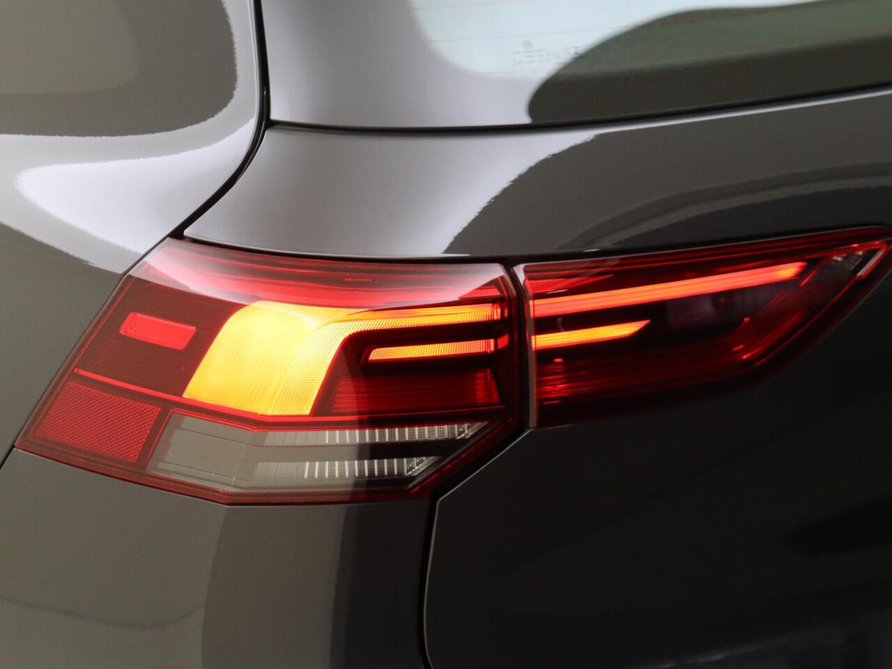 Volkswagen GOLF 1.4 eHybrid GTE | Parkeersensoren | 3-zone airco | CarPlay | Navigatie | Digital cockpit | Climate Control |