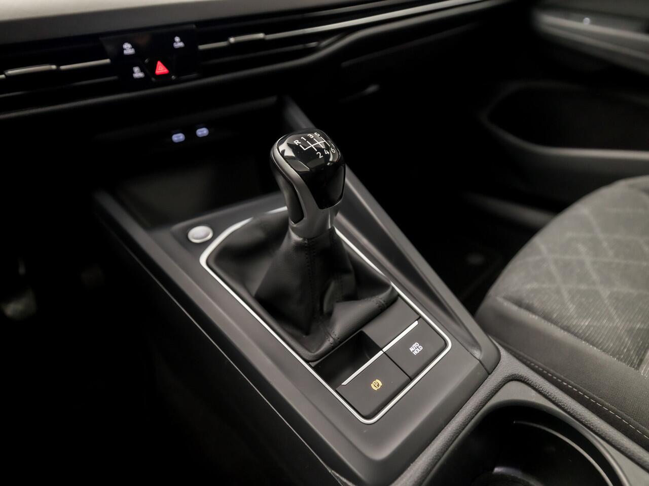 Volkswagen GOLF 1.5 TSI Sport (SCHUIFDAK, 4 CILINDER, APPLE CARPLAY, GROOT NAVI, KEYLESS, STUUR/STOELVERWARMING, SPORTSTOELEN, ADAPTIVE CRUISE, PARKEERSENSOREN, NIEUWSTAAT)