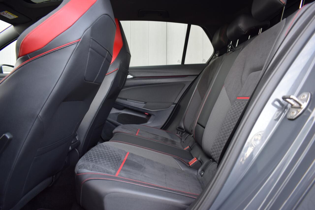 Volkswagen GOLF 2.0 TSi 300pk GTI Clubsport Panoramadak | IQ LED | Virtual | Sfeerverlichting | Carplay | Velours