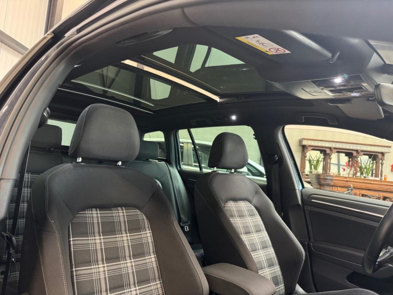 Volkswagen GOLF 2.0 TDI GTD / PANO / Virtual Cockpit / Camera / ACC /