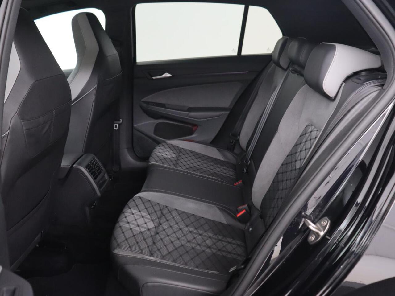 Volkswagen GOLF 1.5 TSI R-Line | Panoramadak | Carplay | Sportstoelen | Navigatie | Adaptive cruise | Parkeerhulp | File Assistent | Full LED