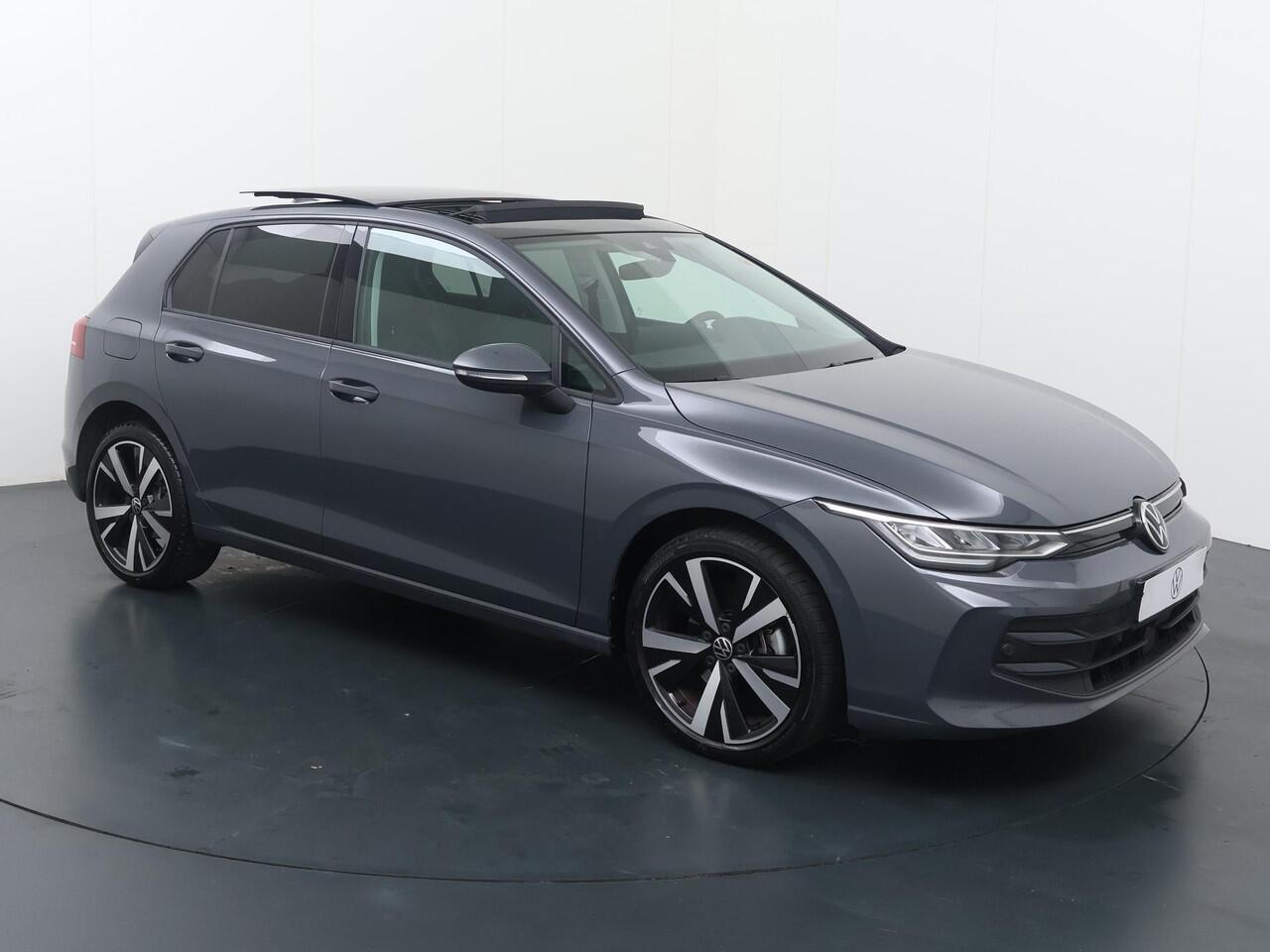 Volkswagen GOLF 1.5 eHybrid Life Edition | 204 PK | Automaat | Elektrische Panoramadak | Cruise control adaptief | Achteruitrij camera |