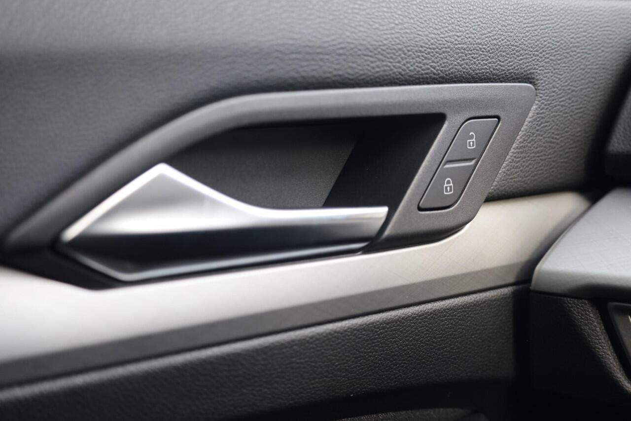 Volkswagen GOLF 1.5 eHybrid Life Edition 204PK / 150kW, Achteruitrijcamera, stoel- en stuurwiel verwarming, navigatie, Apple Carplay / Android Auto, 17" 'Nottingham' LMV, LED verlichting, DAB+, spraakbediening (voice-control), digital cockpit pro, multifunctioneel ledere