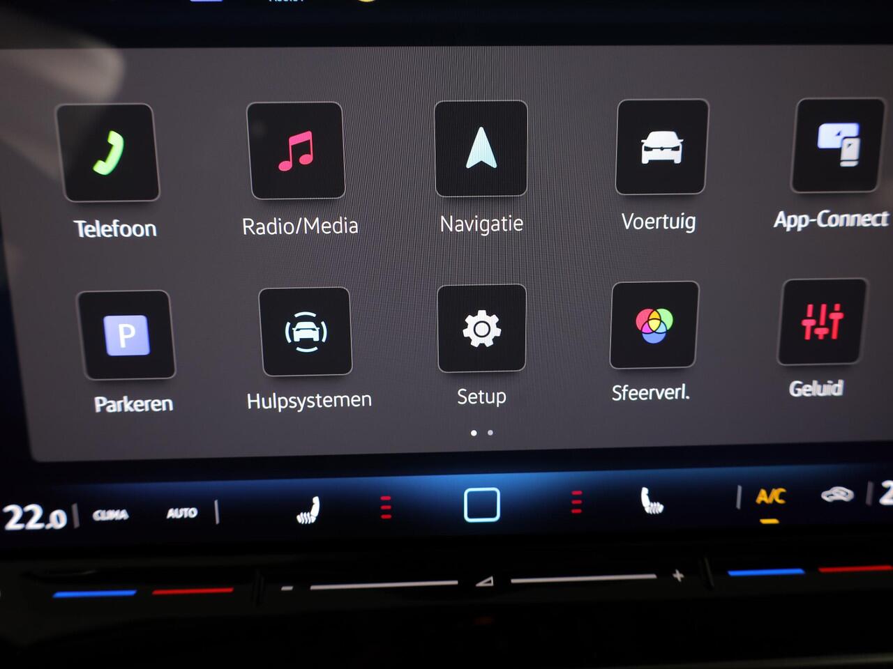 Volkswagen GOLF 1.5 TSI Life Edition 116 pk | Verlengde garantie | Navigatie via App | Panoramadak | Parkeersensoren | Autom. airco (3 zones) | Stoelverwarming |