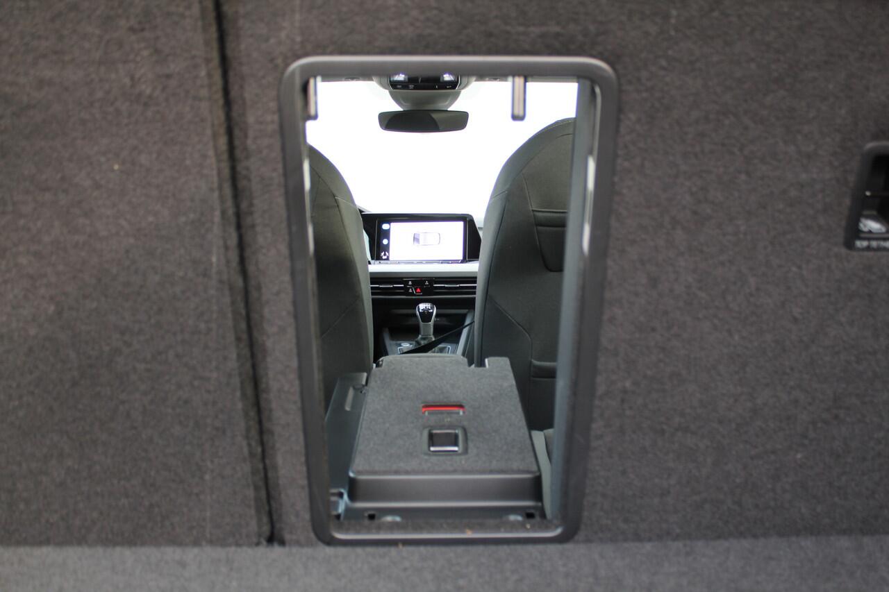 Volkswagen GOLF 1.5-150pk TSI Highline. Erg nette, sportieve en goed onderhouden VW Golf ! Slechts 41.000km ! Autm. airco dual, digitaal dashb., adapt. cruise cntrl, navigatie, tel. voorb., trekhaak + afn. kgl, IQ lights, LM wielen, elektr. panoramadak, stoel- en stuurv