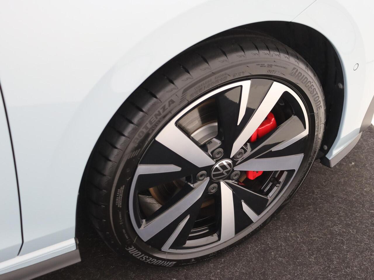 Volkswagen GOLF 1.5 eHybrid GTE | Panoramadak | Trekhaak | Head-up display | Keyless | Black style | Parkeerassistent | LED matrix verlichting | Adaptieve demping |