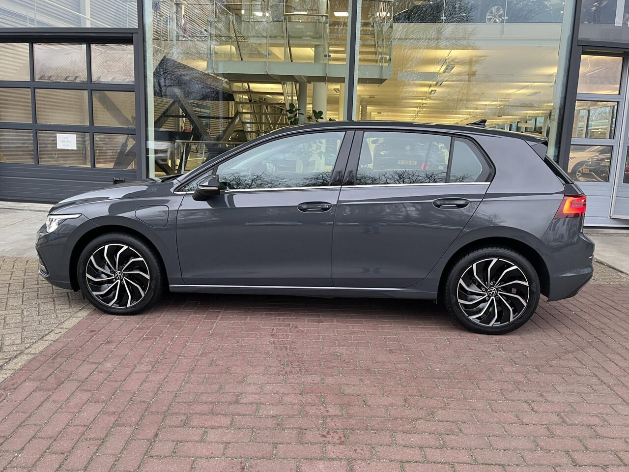 Volkswagen GOLF 1.4 TSI DSG eHybrid Style / Panorama dak / Geheugenstoel / Suéde bekleding / 17'' LMV