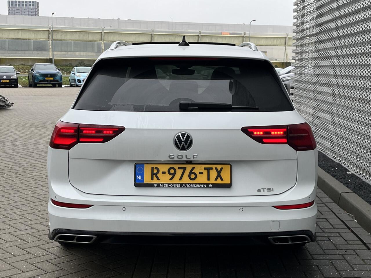 Volkswagen GOLF Variant 1.5 eTSI R-Line Business+ / Panoramadak / Navigatie / Camera / Parkeersensoren V+A / App connect / Head-up / 18''LMV