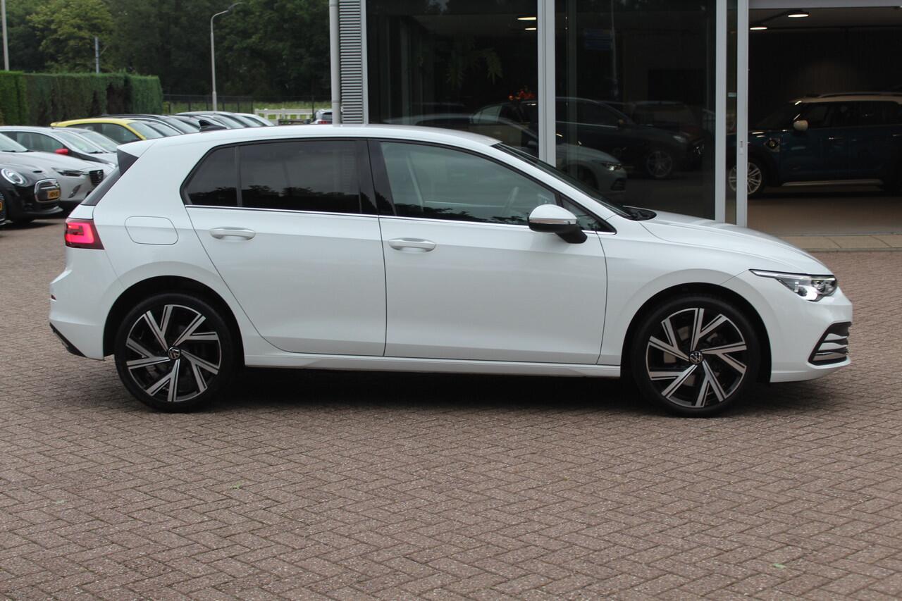 Volkswagen GOLF 1.4 eHybrid Style / Camera / Half leder / Navigatie / 18'' / Dodehoek / DAB / Stoelverwarming / ACC