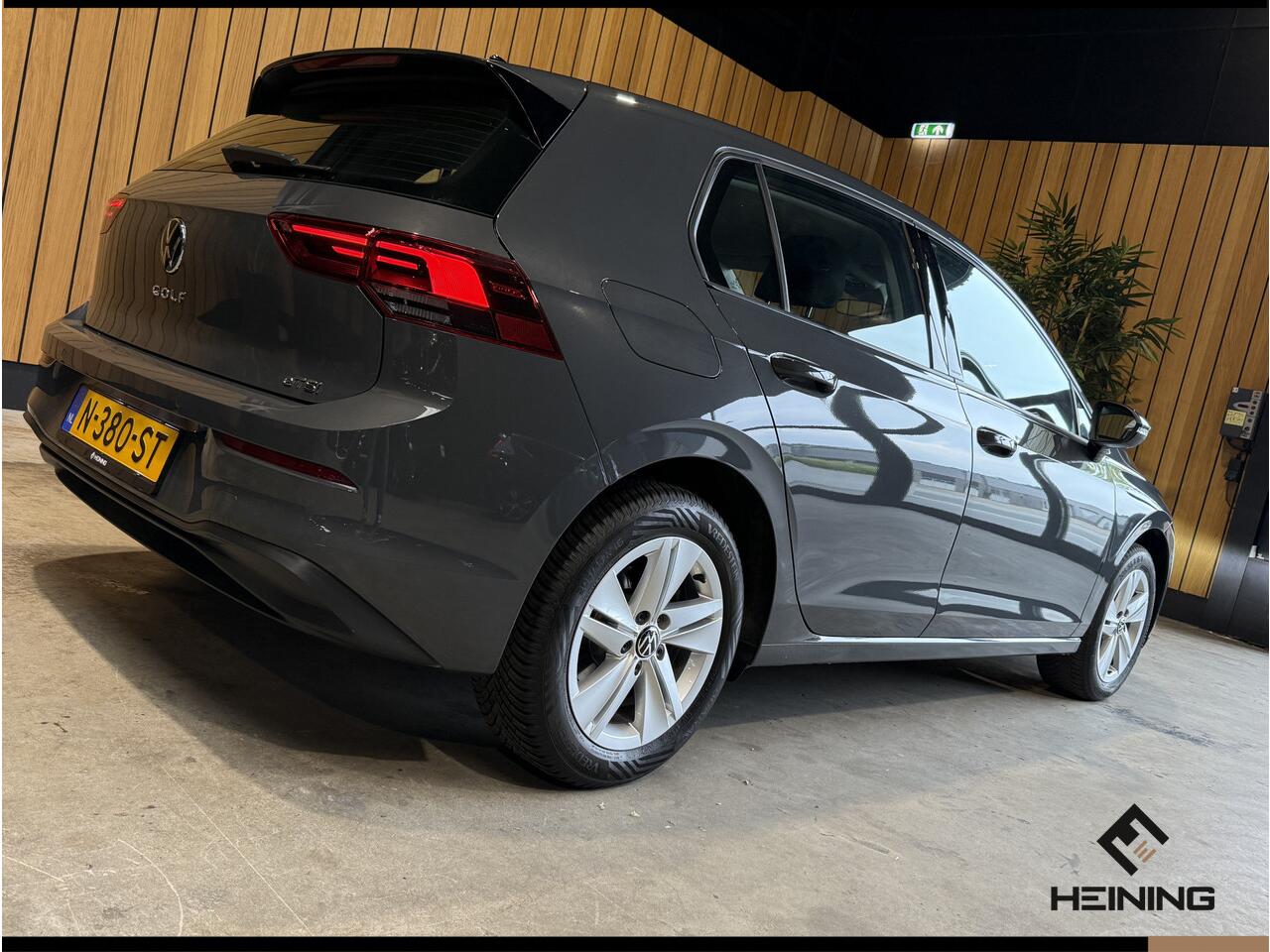Volkswagen GOLF 1.0 eTSI Life. Automaat. Navi. Apple carplay. Adaptive. Hollandse auto met NAP