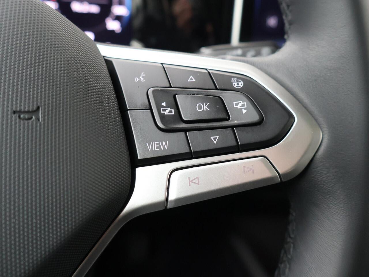 Volkswagen GOLF 1.5 eHybrid Life Edition | 204 PK | SoH 100% | Panoramadak | Stoelverwarming | Achteruitrij camera |