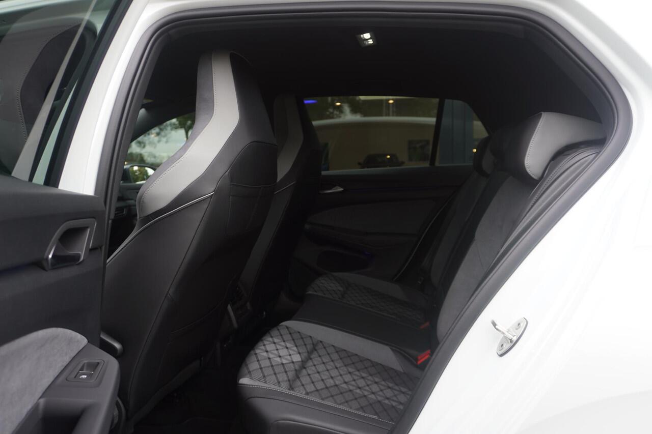 Volkswagen GOLF 1.5 eTSI Style | R-line | Black style | Carplay | Navi | Camera | 18"