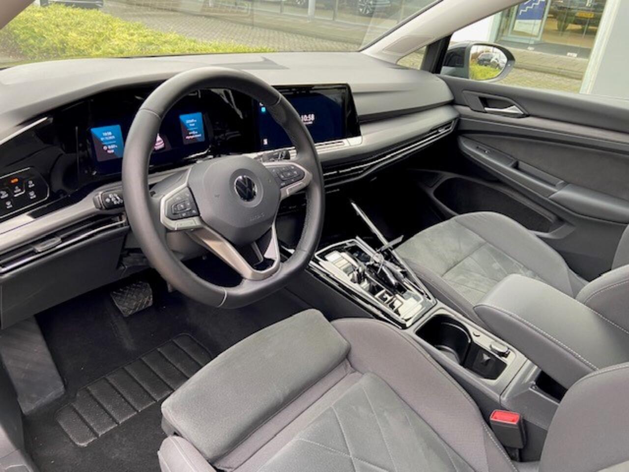 Volkswagen GOLF 1.5 eTSI Style / App-Connect / Stoelverwarming / Digital Cockpit / Achteruitrijcamera