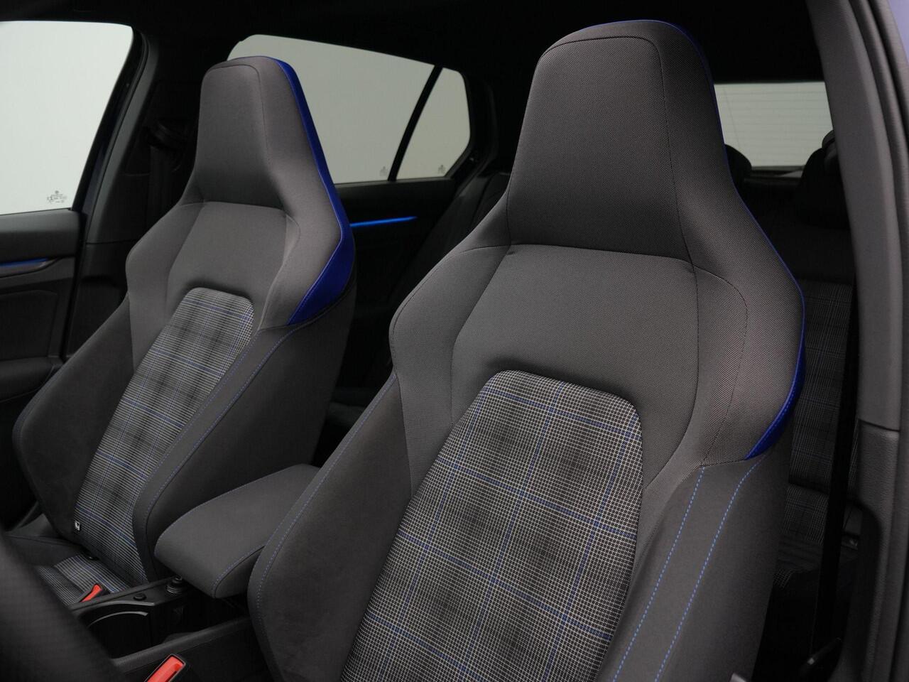 Volkswagen GOLF 1.4 eHybrid 245 pk DSG GTE | Panoramadak | Trekhaak | IQ Light | Stuur-/stoelverwarming | Head-up display | Achteruitrijcamera