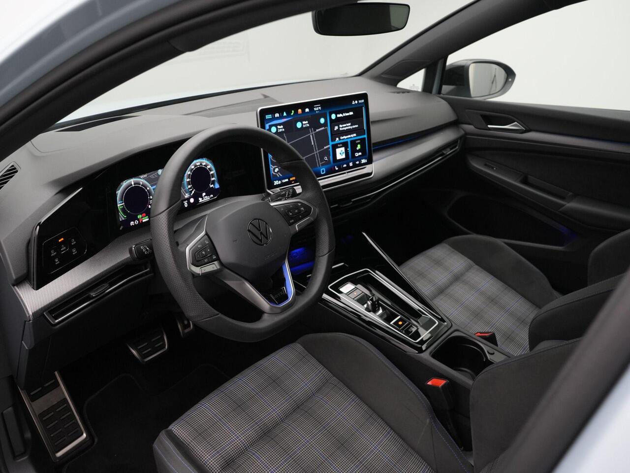 Volkswagen GOLF 1.5 eHybrid 272 pk DSG GTE | Trekhaak | Adaptief onderstel | Head-up display | Stuur-/stoelverwarming