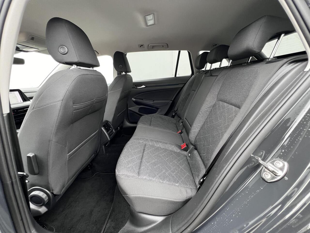 Volkswagen GOLF Variant 1.5 eTSI Life Business Automaat / Trekgewicht 1.400 kg / Navigatie / Apk tot 11-2027 /Digitaal dashboard / Climate control / Navigatie / Apple Carplay Android /