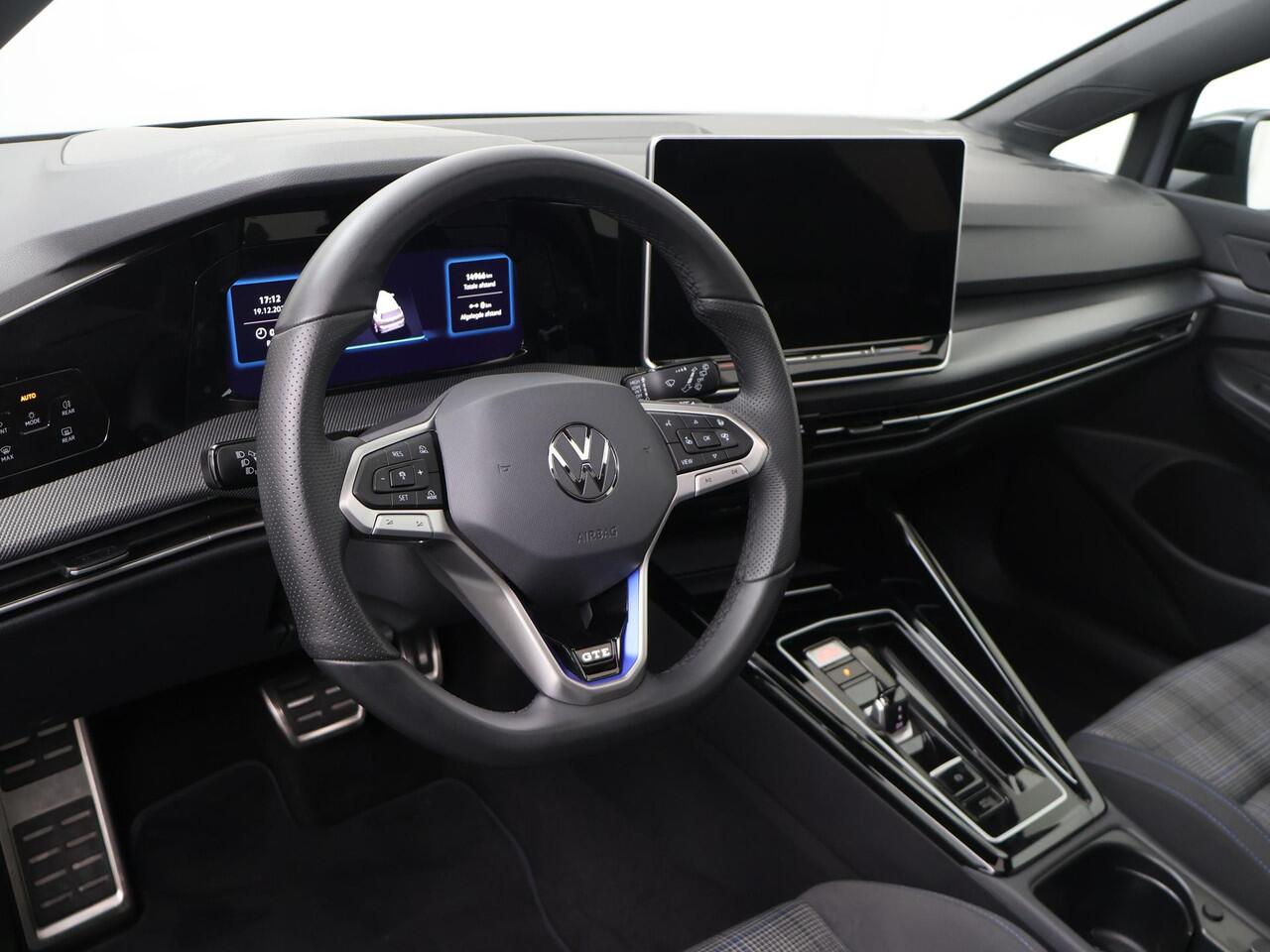 Volkswagen GOLF 1.5 eHybrid GTE | 272 PK | SoH 100% | Panoramadak | Head-up display | IQ.Light Matrix LED | 18" LM velgen |