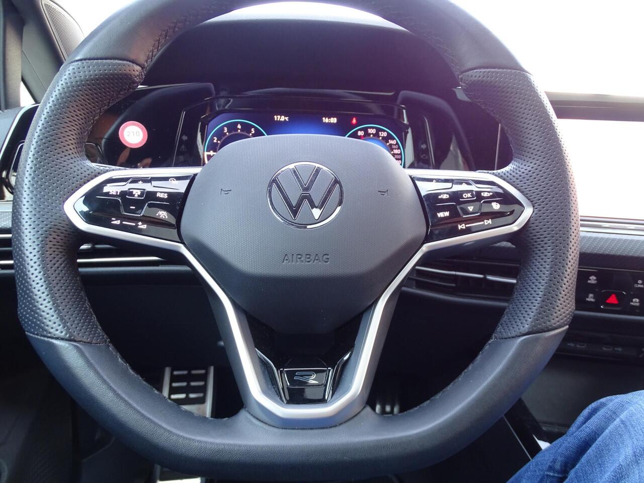 Volkswagen GOLF 1.5 eTSI R-Line 3x R LINE | NAVIGATIE | PANORAMADAK | SPORT INTERIEUR | ADAPTIEVE CRUISE| STUUR/STLE VERWARMING | IQ LED PAKKET | ACHTERUIT RIJ CAMERA | SFEERVERLICHTING |