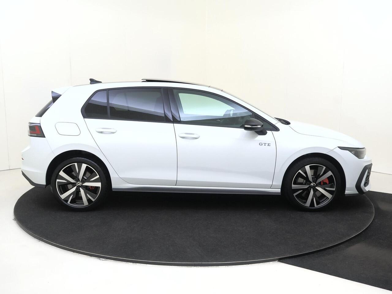 Volkswagen GOLF 1.5 eHybrid GTE | SoH 99% | Panoramadak | 360 camera | Head-up display | Adaptieve cruise control | 3-zone airco | LED matrix verlichting | CarPlay | Stoel- en stuurwielverwarming |