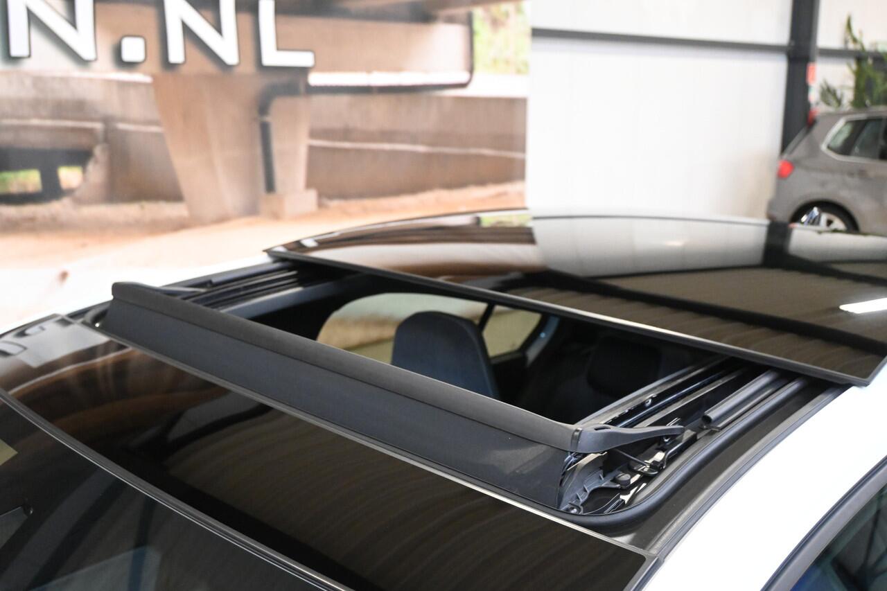 Volkswagen GOLF 1.5 eTSI 150pk R-Line Business | Panoramadak | IQ. Light | Harman Kardon | 100% (Dealer) onderhouden label